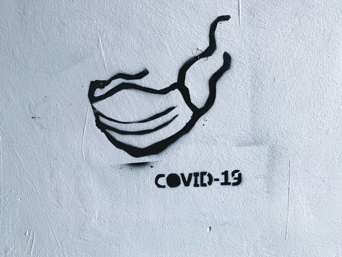 Graffiti avec un masque et l'inscription Covid-19.