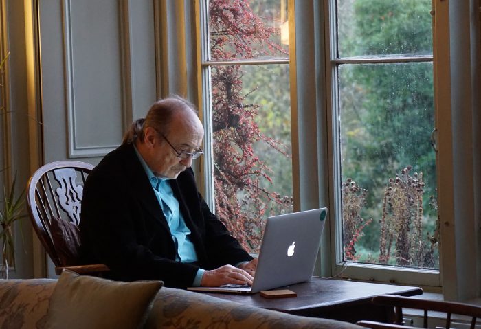 Un homme âgé utilisant un ordinateur.