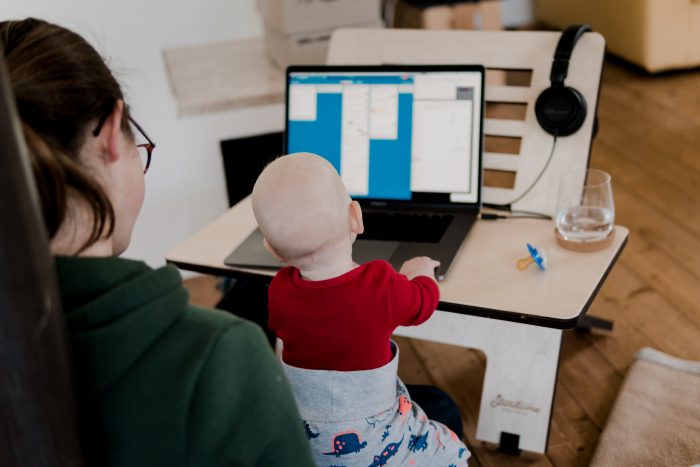 Une femme et un bébé devant un ordinateur.